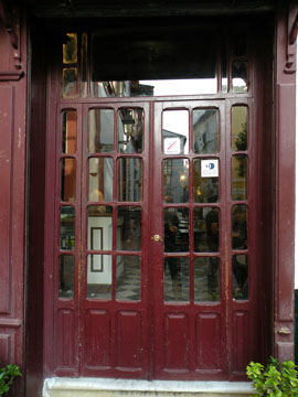 Cristalera de madera y puertas restauradas